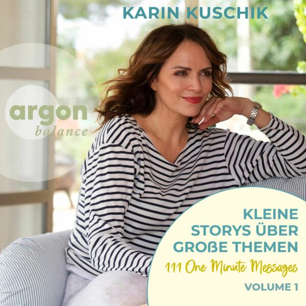 Karin Kuschik sitzt auf einer Couch, dazu die Beschriftung: Kleine Storys über große Themen, einhundert und elf One Minute Messages